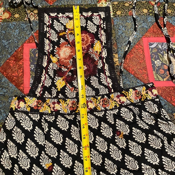 NWT ANTHRO Black Floral Embroidered Wide Leg Apron Jumpsuit Overalls Size 10 - Picture 13 of 16